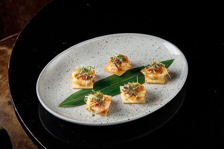 Тапас с креветками в сладком чили-соусе с гуакамоле