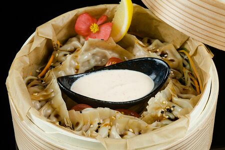 Гёдза с лососем на пару