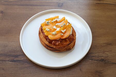 Даниш с инжирным персиком и горгонзолой