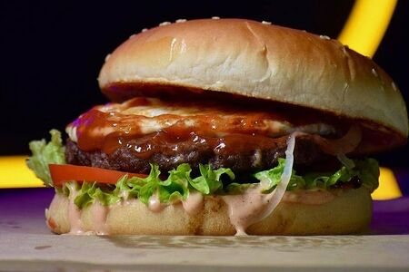 Большой бургер с курицей