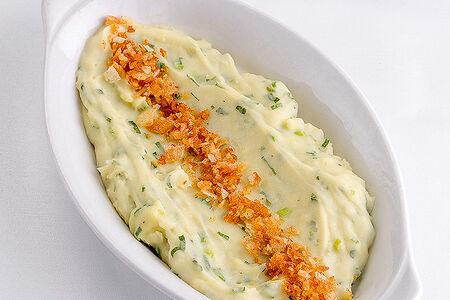 Картофельное пюре с зеленым луком и картофельными чипсами