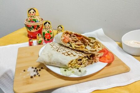 Руссо Туристо - шаверма с курицей и свежими овощами по-русски