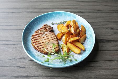 Стейк из свинины с картофельными дольками