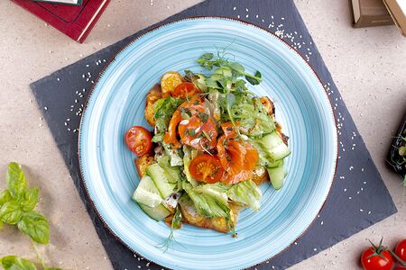 Картофельная вафля с лососем и печеным перцем