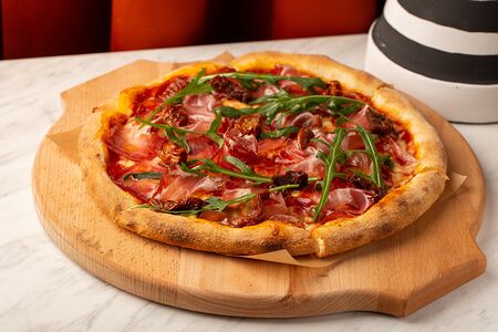 Пицца Прошутто с вяленными томатами