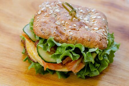 Овсяный сэндвич с лососем