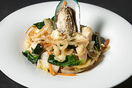 Салат из японской лапши с морепродуктами