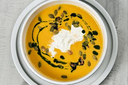 Суп с тыквой, креветками и страчателлой