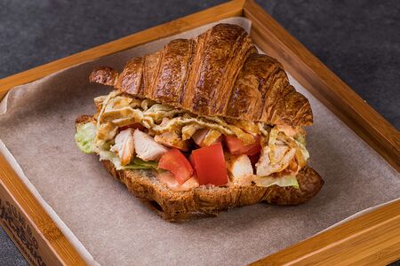 Круассан с филе цыпленка