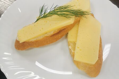 Бутерброд с сыром и маслом