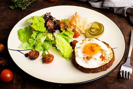 Бифштекс из говядины с яйцом