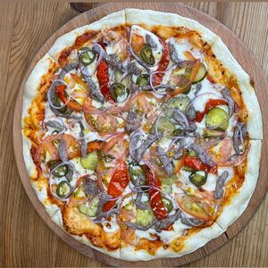 С телятиной, пицца на толстом тесте