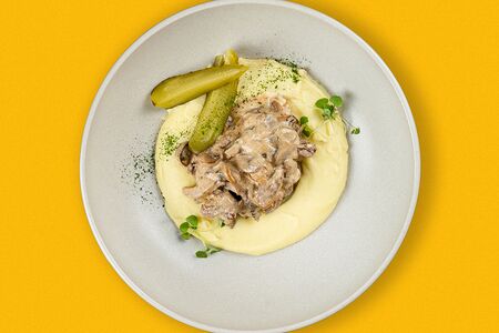 Бефстроганов с картофельным пюре