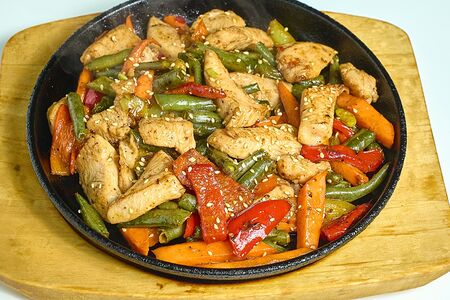 Куриная грудка с овощами