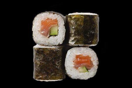 Ролл с лососем и огурцом