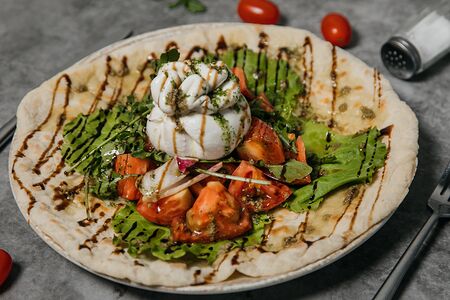 Сыр буратта на лепешке