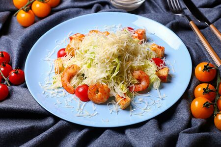Салат Цезарь с креветками