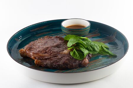 Стейк Рибай со сливочно-шпинатным соусом