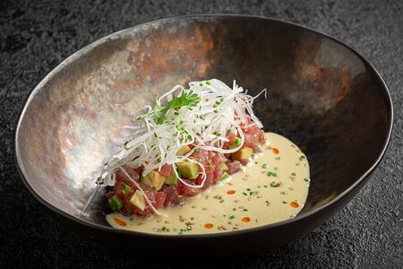 Тартар из тунца с соусом васаби