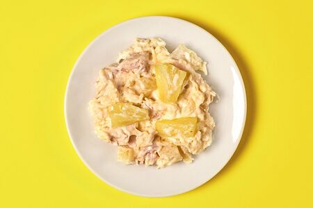 Салат с копченой грудкой и ананасом
