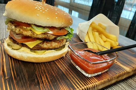 Бургер с говядиной Биг на углях