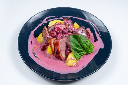 Утиное филе с карамелизированными яблоками и ягодным соусом