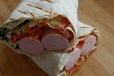 Хот-дог в лаваше с двумя сосисками