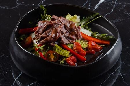 Салат с телятиной и томатами