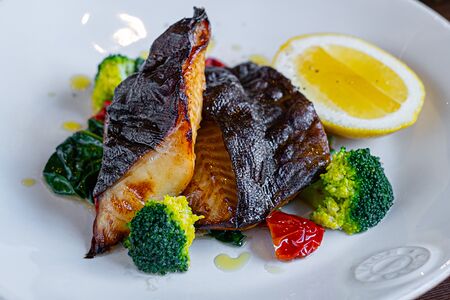Угольная рыба с брокколи и шпинатом
