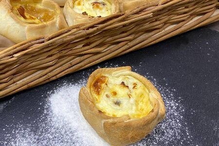 Перепечки с творогом и изюмом