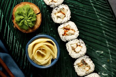 Маки с угрем