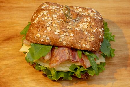 Овсяный сэндвич с беконом