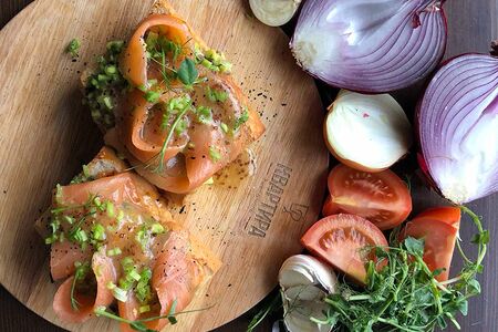 Брускетта с лососем и чатни из груши