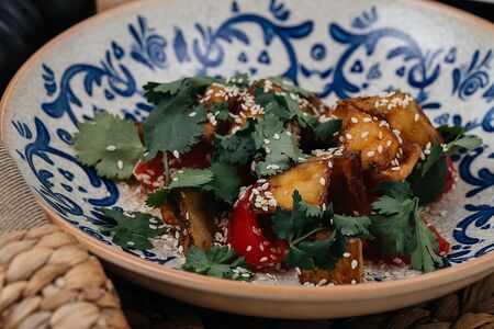 Салат из жареных баклажанов с томатами