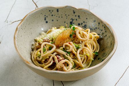 Паста с кальмаром, бобами эдамаме и вялеными томатами