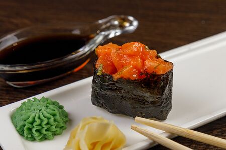 Гункан с лососем