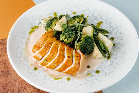 Филе индейки с зелеными овощами