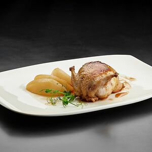 Степная перепелка с куриным муссом, фуа-гра, яблоками и цитрусовым соусом