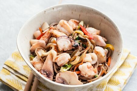 Вок соба с морепродуктами и овощами