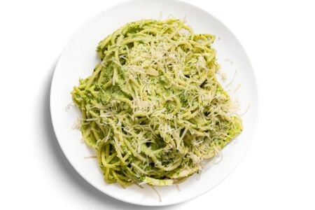 Спагетти с куриной грудкой, шпинатом и сливками