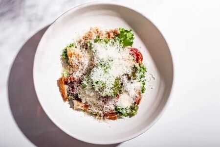 Салат с куриным бедром и соусом йогурт-чили