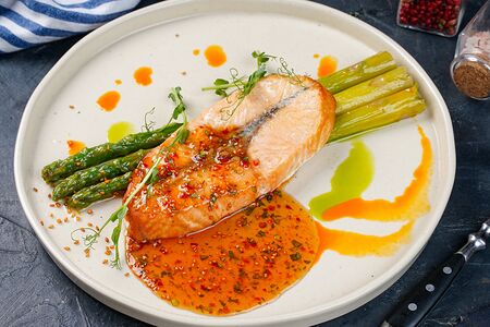 Семга со спаржей