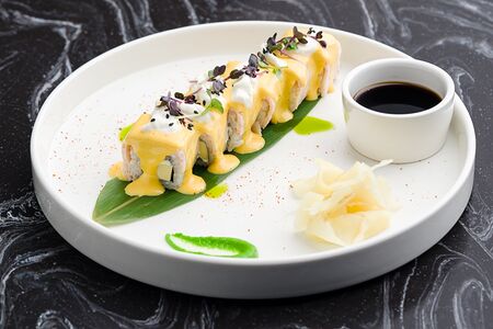 Креветка, авокадо, страчателла, манговый соус