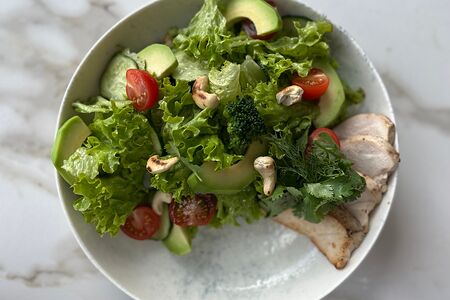 Салат с курицей и авокадо