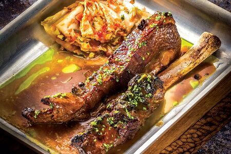 Говяжье ребро, томлёное в печи с соусом из можжевельника