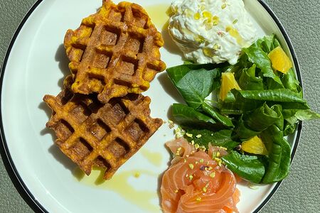 Тыквенные безглютеновые вафли с красной рыбой фирменного посола и страчателлой