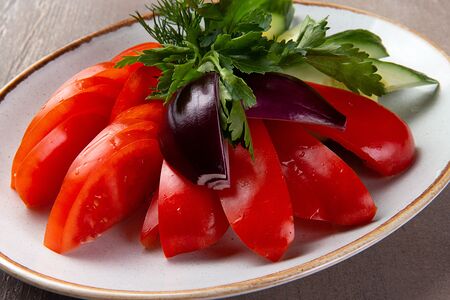 Тарелка свежих овощей