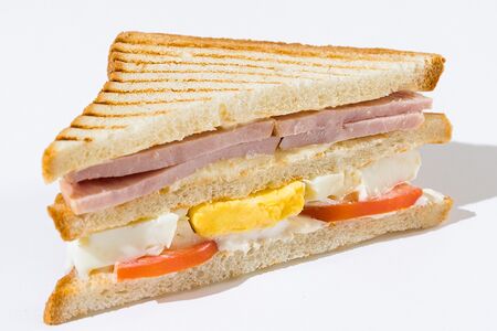 Сэндвич с ветчиной, яйцом и сливочным сыром