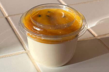 Панна котта с манго и маракуйей