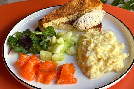 Большой завтрак Скрембл, лосось, сливочный крем